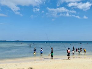 投稿についてもっと詳しく 真っ白な砂浜で釣り大会